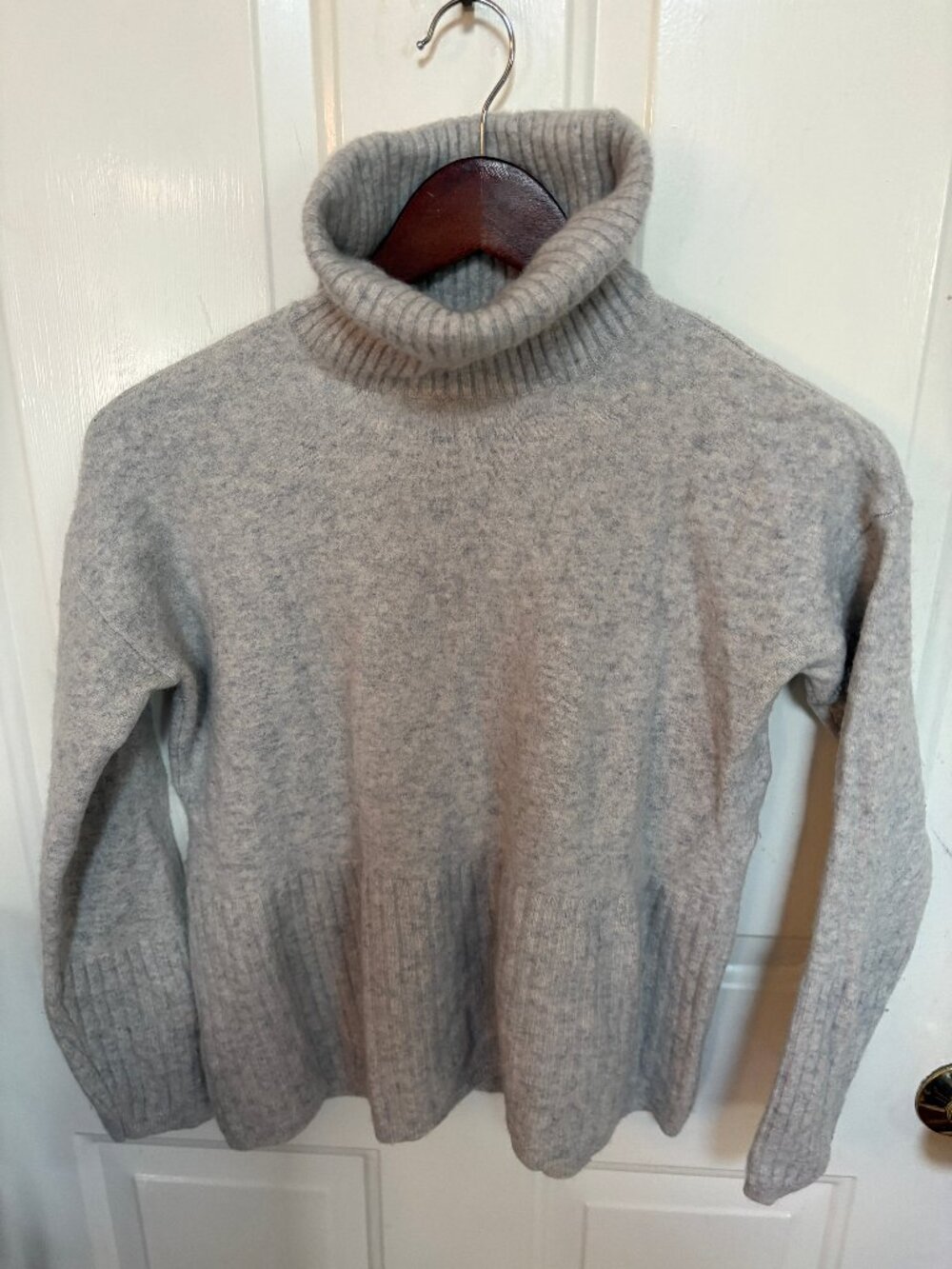✨ Saks Fifth Avenue Cashmere Blend Turtleneck - Size L